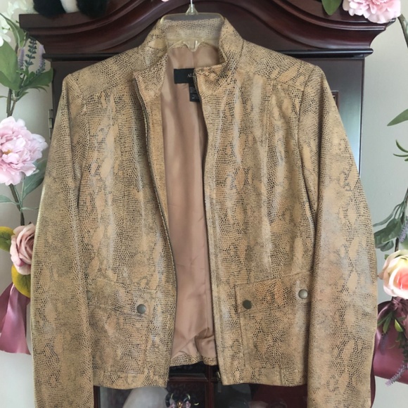 Holiday SALE price drop Beautiful Macys Alfani snakeskin jacket - Picture 2 of 5